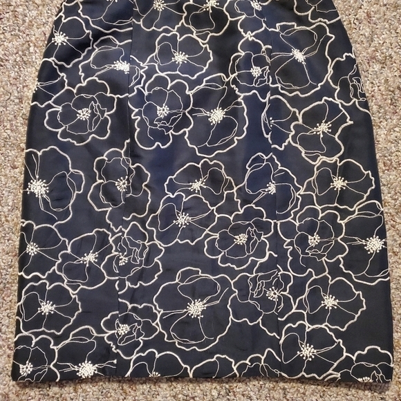 TRIO New York Black Silk Embroidered Skirt Size 6 - Picture 5 of 6